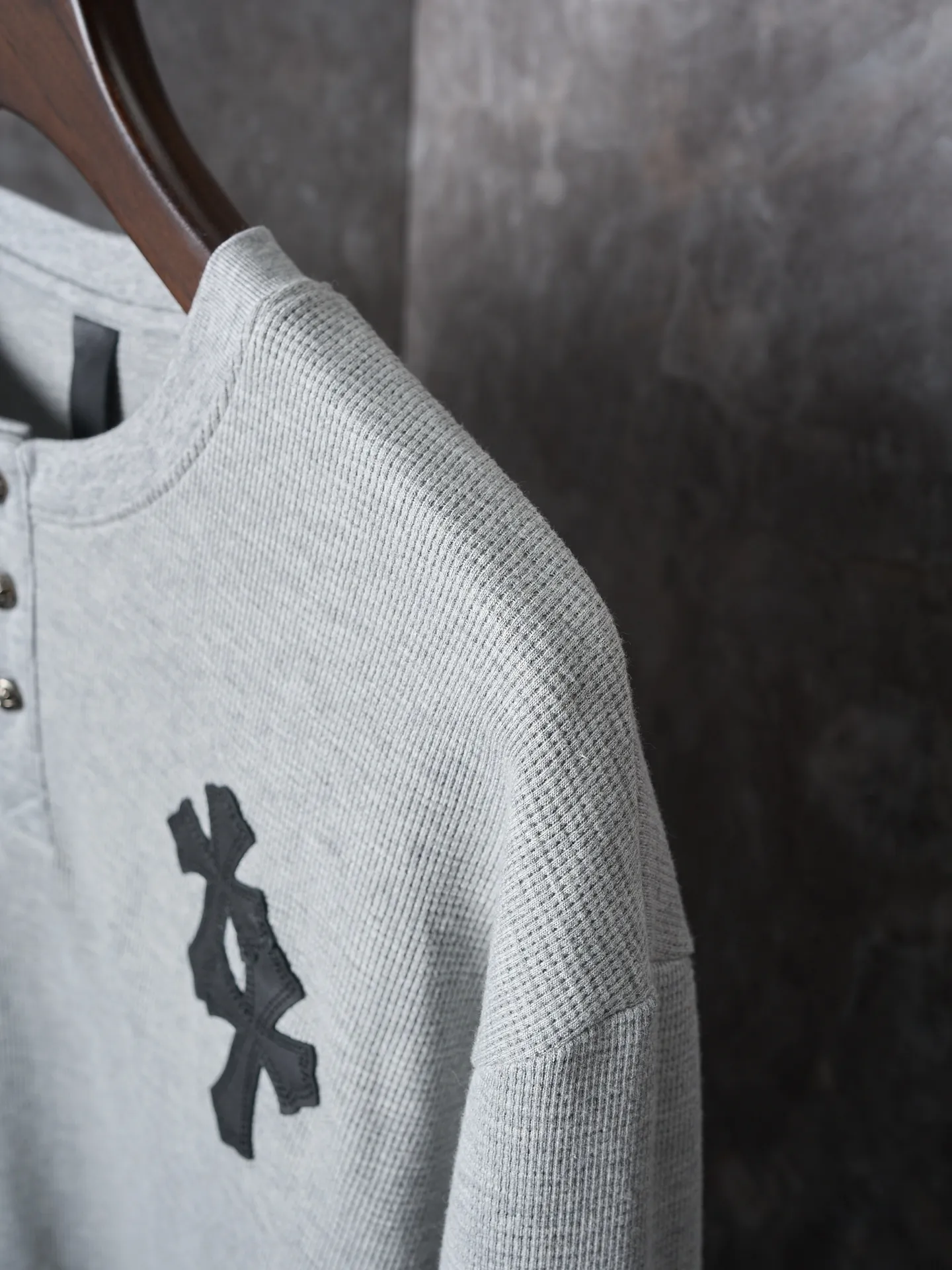 P340 Actual hanging auction] Chrome Hearts/Chrome Hearts Waffle Cross Leather Appliqué Silver Button Long Sleeves [Ready Stock] S M L XL Customized pure cotton waffle fabric with fine texture, soft and moist, based on fog gray, comes with a soft light filter. With the Chrome Hearts Cross leather decoration on the chest, the tough edges of the leather pierce the softness of the gray. The hand-stitched logo buckle is like a miniature work of art, making it even more noble and elegant. The iron plate with the logo on the back sways slightly as the body swings, adding a sense of movement and vitality. It is unobtrusive but has an indescribable aura. It interprets the perfect blend of retro and luxury. It adopts imported machine appliqué embroidery technology and uses advanced computer control systems and precise mechanical components to realize the Chrome Hearts cross leather appliqué operation. It presents an embroidery effect with both clarity and three-dimensionality. The fabrics have been washed and have a better hand feel. They are not easy to deform, shrink or fade. Maintains long-lasting beauty with a loose fit